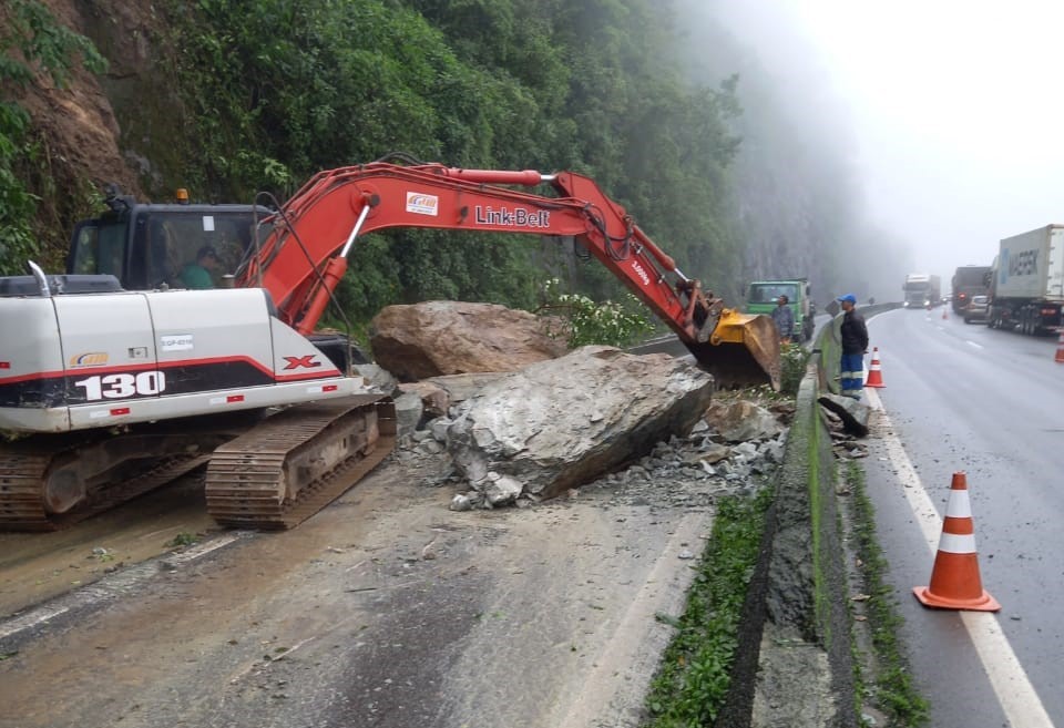 Postes caem durante temporal na BR 277, região do Trevo da Portal